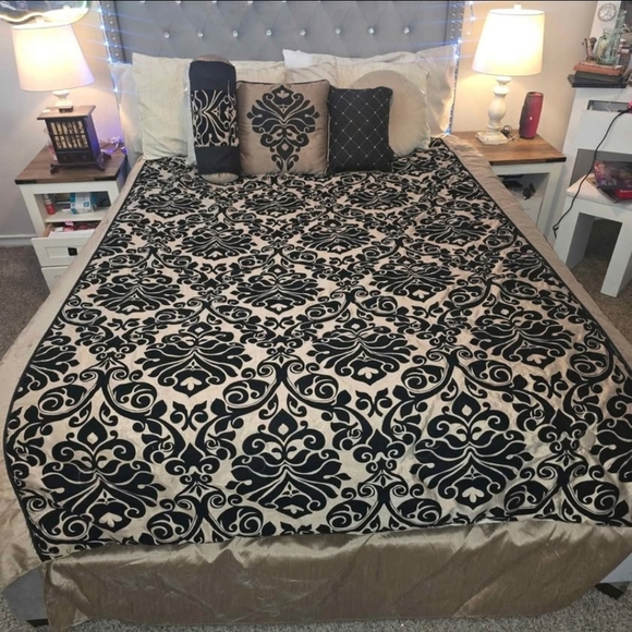 Vintage Black Gold Damask Comforter Set w/ Bed Skirt & 3 Decorative Pillows - Picture 4 of 6